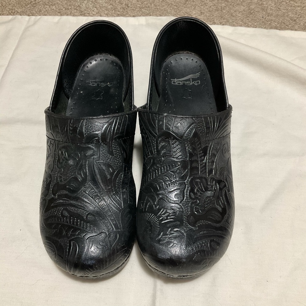 Dansko Tooled Leather XP 2.0 Clogs Size 40